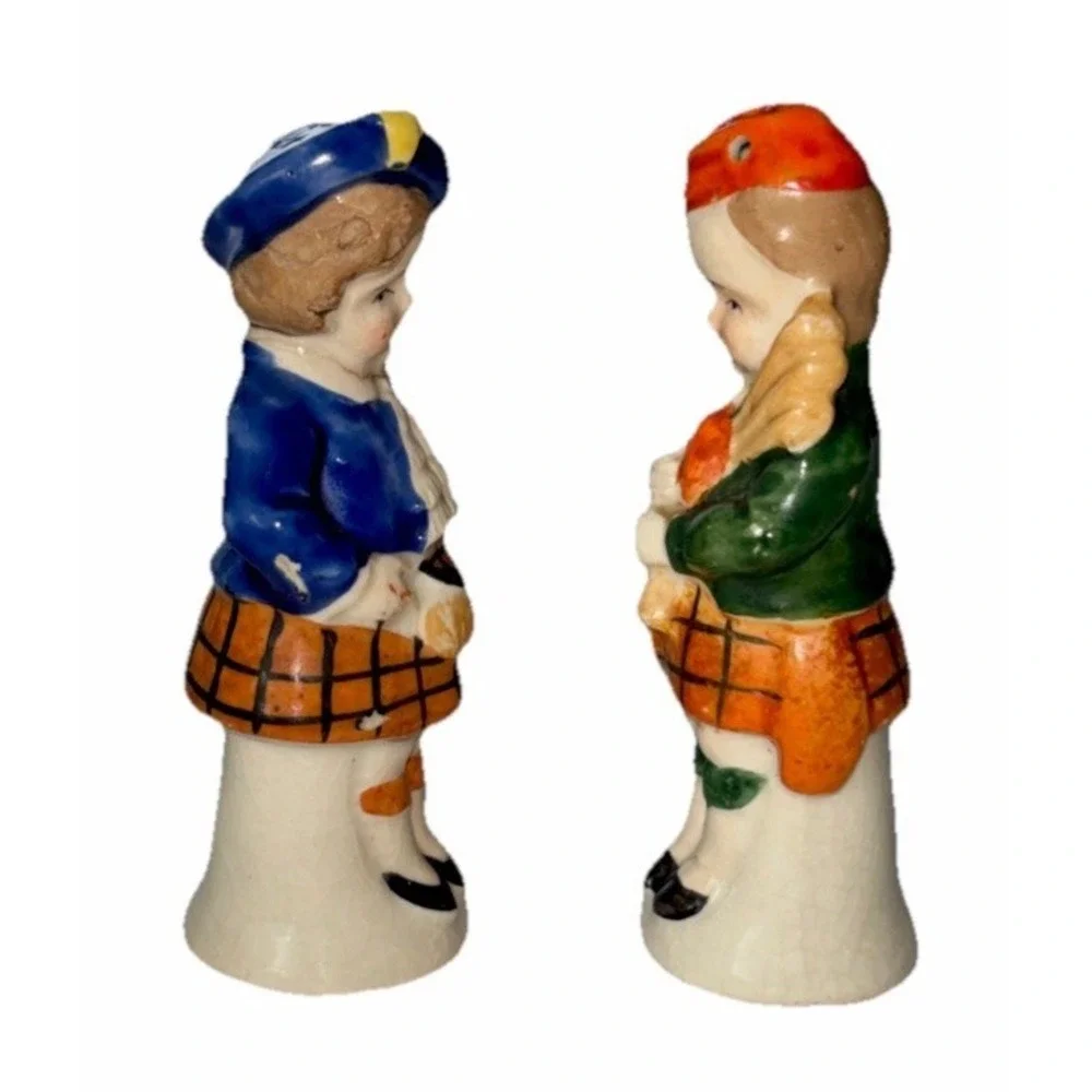 Vtg SCOTTISH COUPLE w Bagpipes & Basket Porcelain Salt & Pepper Shaker Set Japan